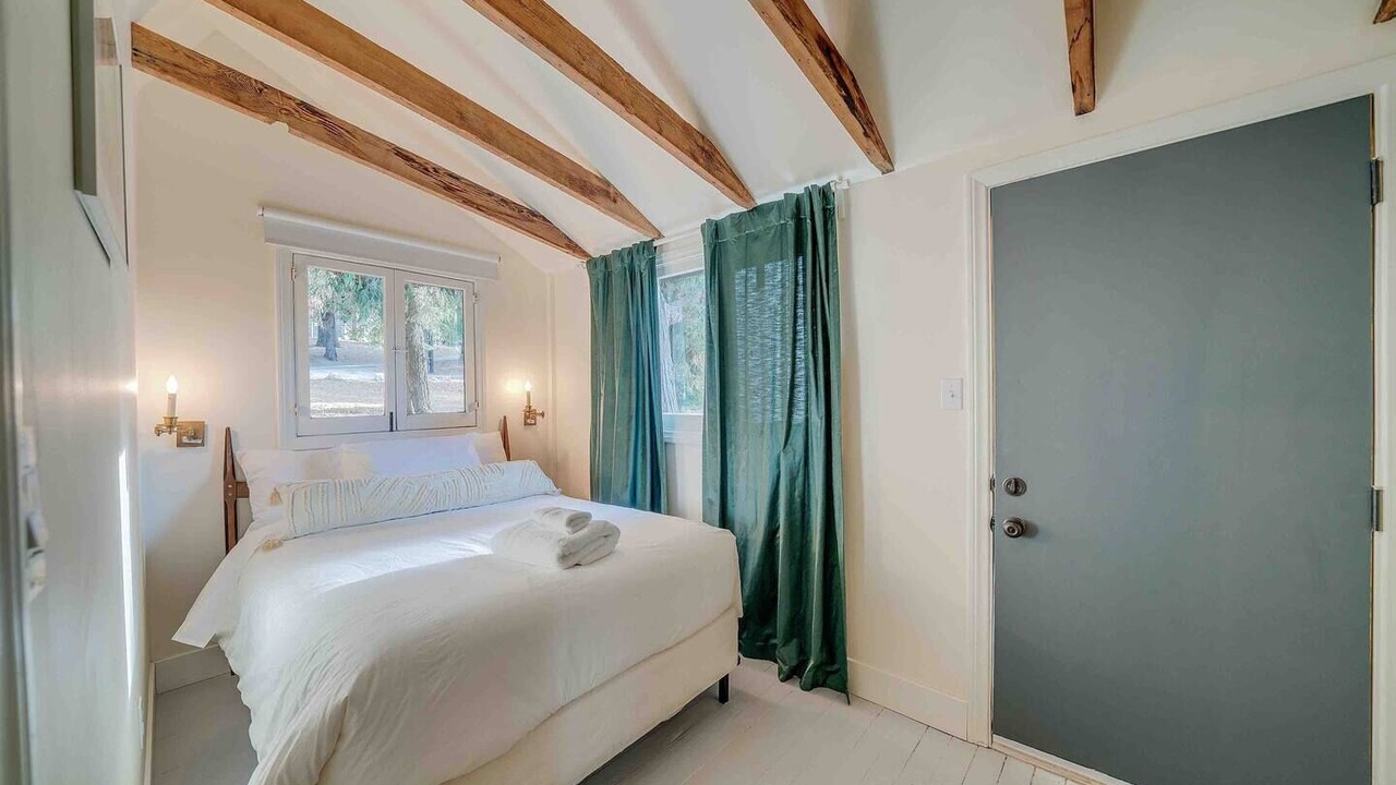 Photo of Bedroom in Twin Peaks