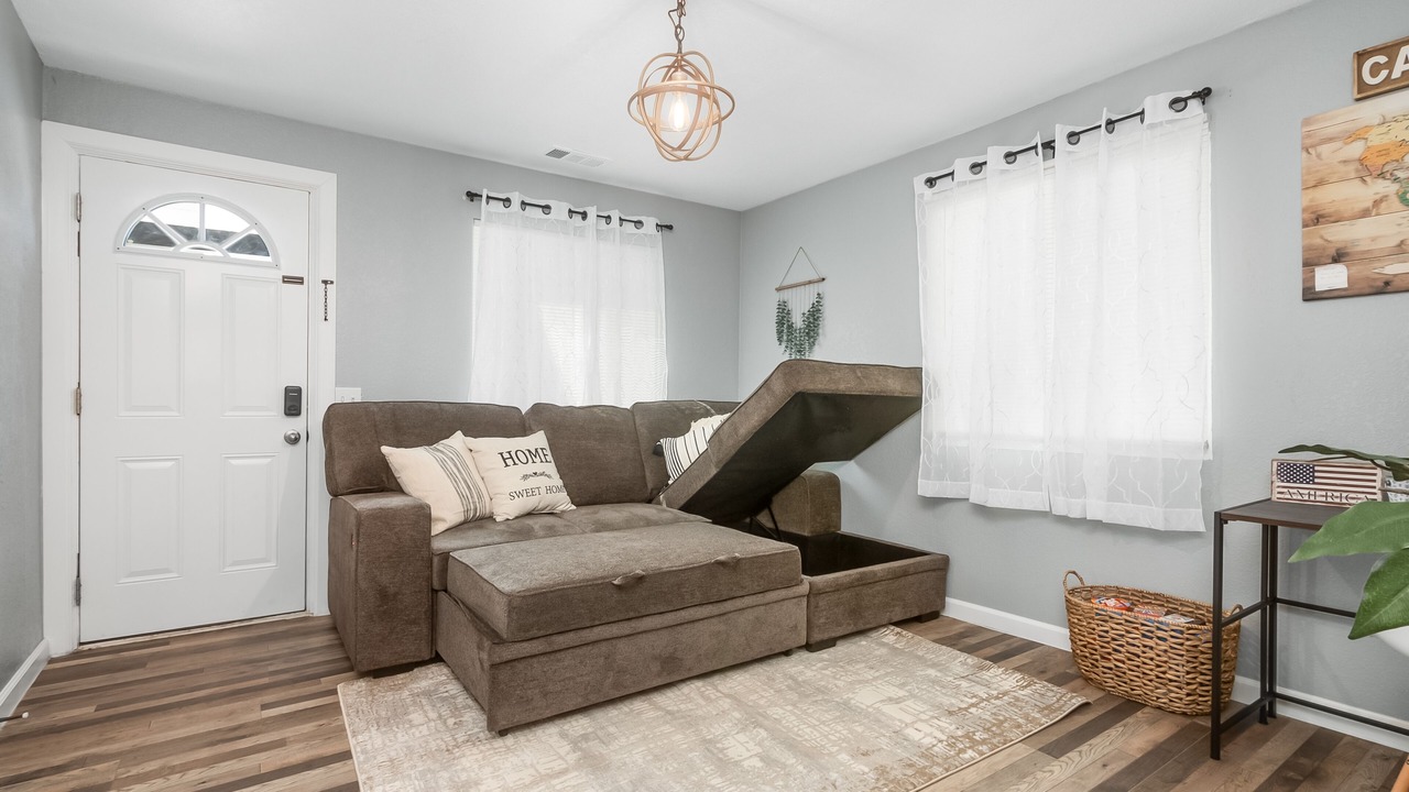 Photo of Livingroom in Fowler