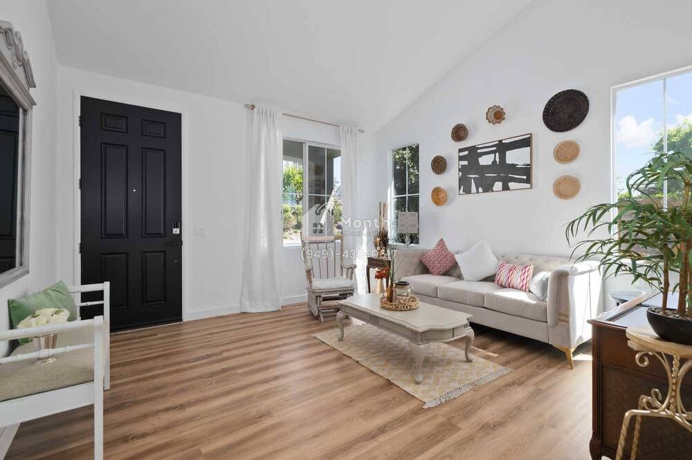 Photo of Livingroom in Westmont