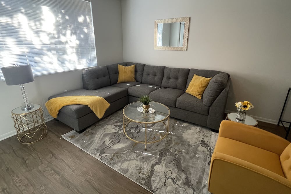 Photo of Livingroom in Culver - West