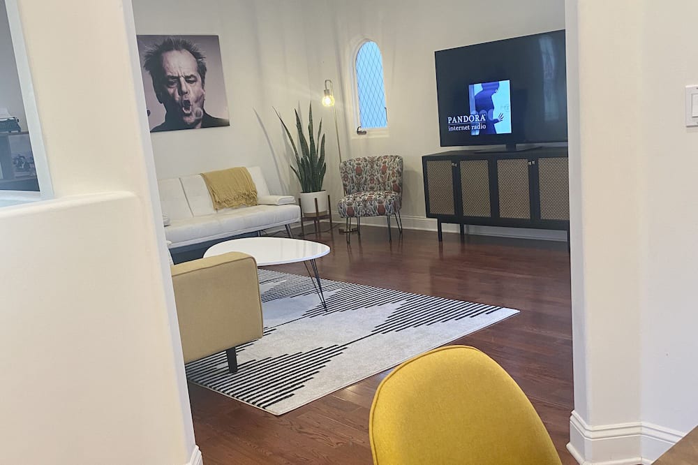 Photo of Livingroom in Beachwood Canyon