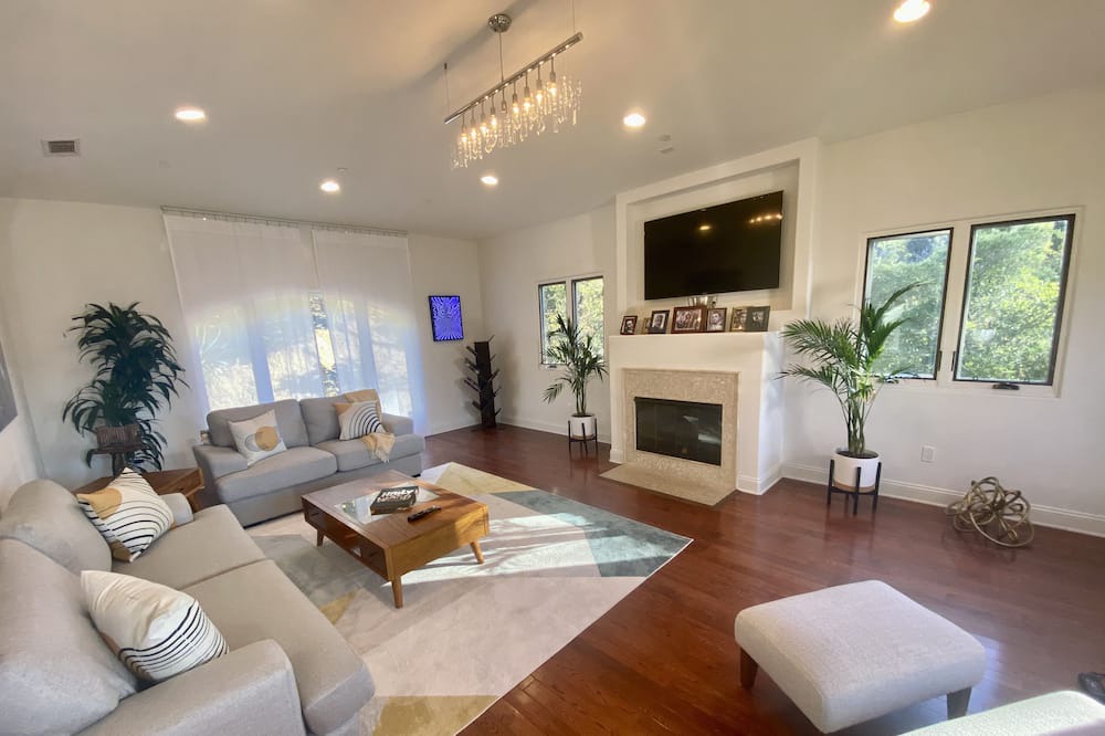 Photo of Livingroom in Beachwood Canyon