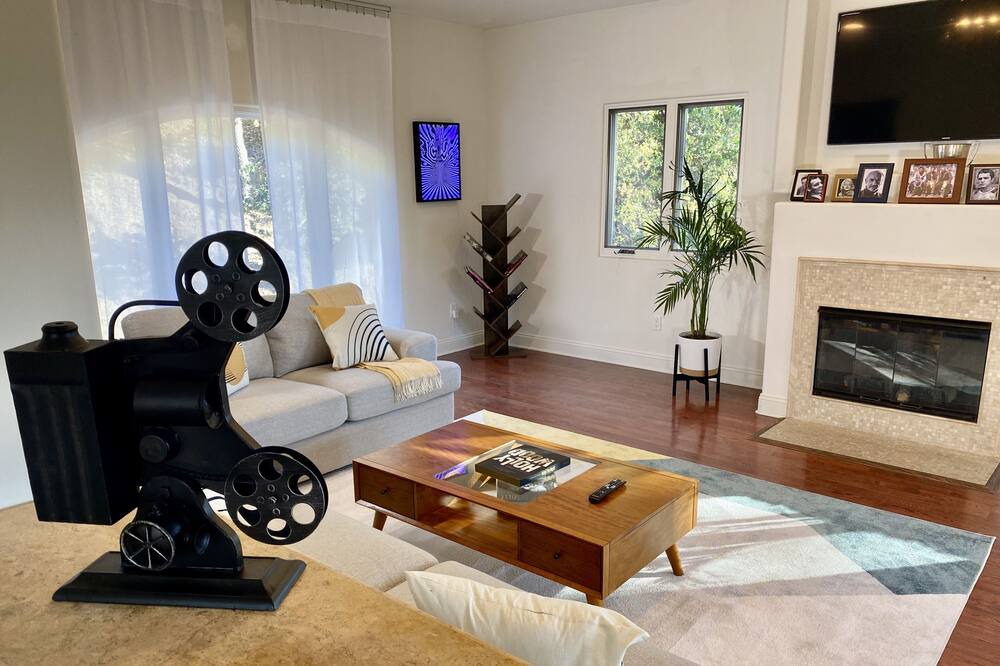 Photo of Livingroom in Beachwood Canyon