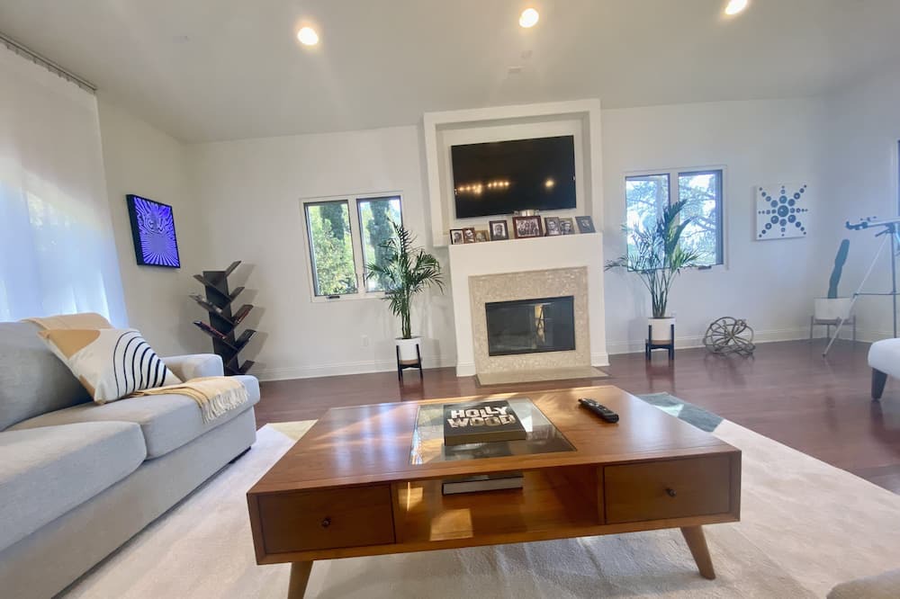 Photo of Livingroom in Beachwood Canyon