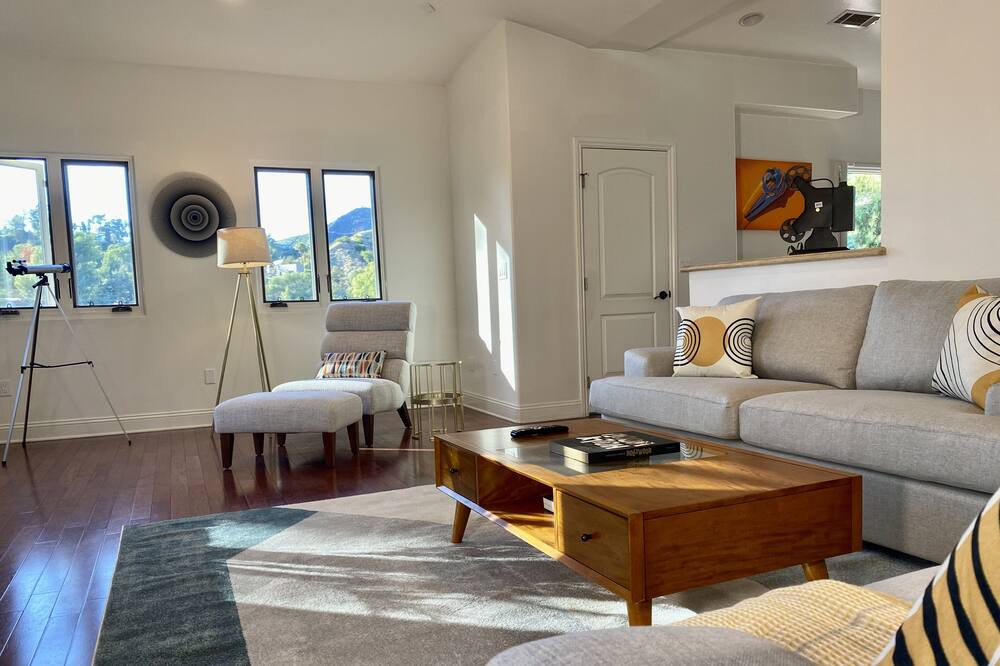 Photo of Livingroom in Beachwood Canyon