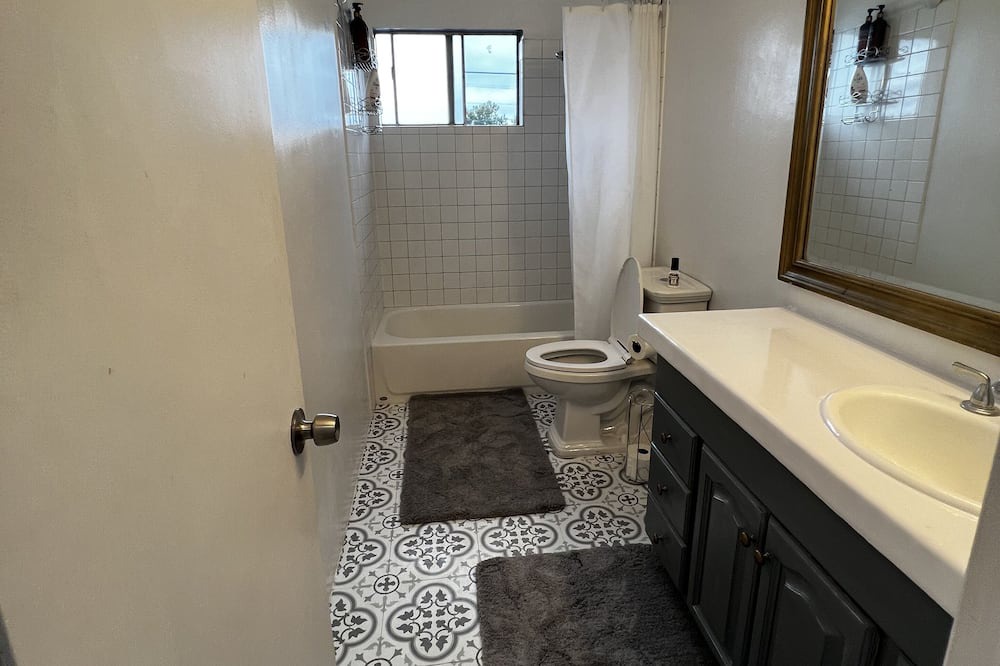 Photo of Bathroom in Lawndale