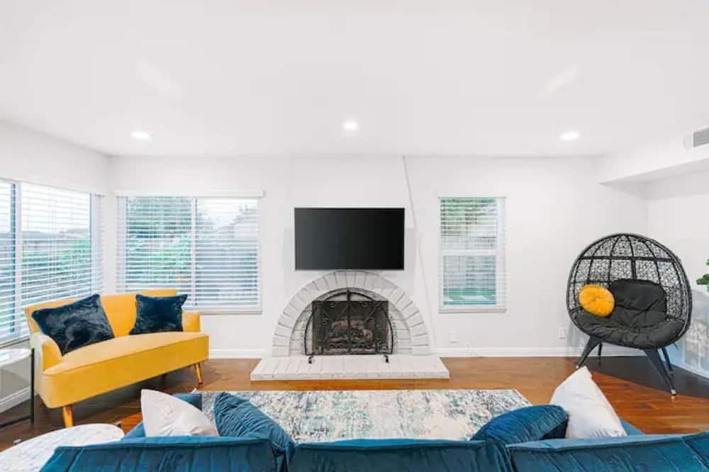 Photo of Livingroom in Montebello
