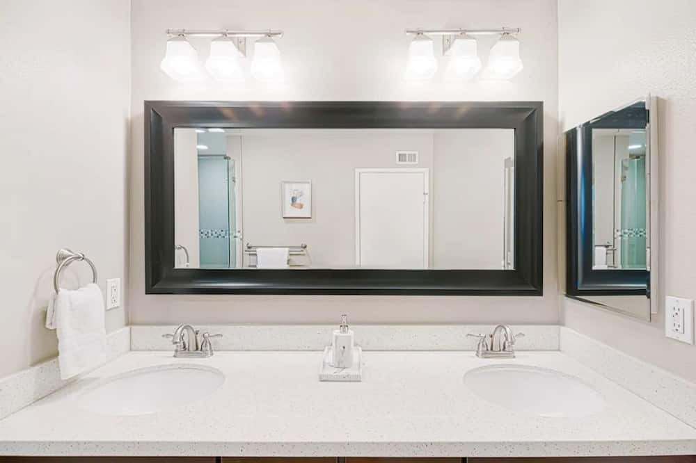 Photo of Bathroom in Montebello