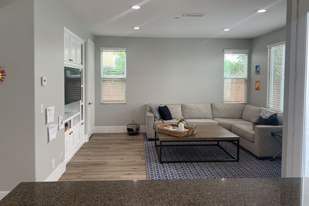 Photo of Livingroom in East Side Costa Mesa