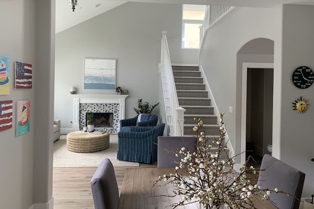 Photo of Livingroom in East Side Costa Mesa