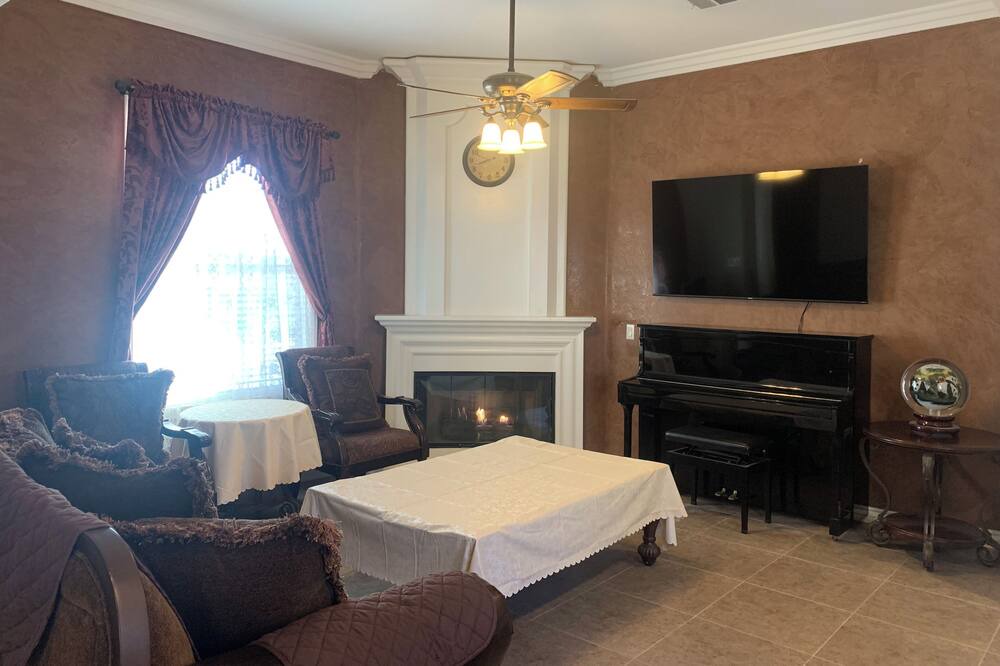 Photo of Bedroom in Alessandro Heights