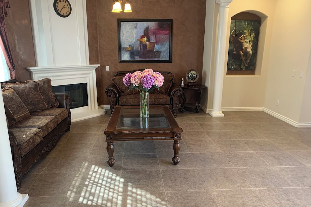 Photo of Livingroom in Alessandro Heights