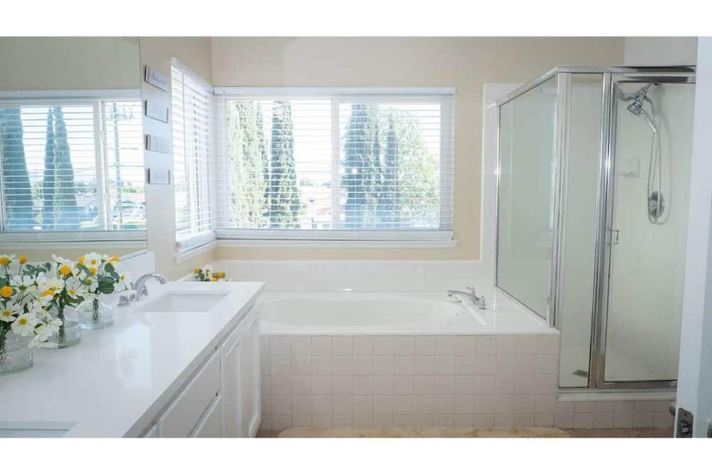 Photo of Bathroom in Harbor