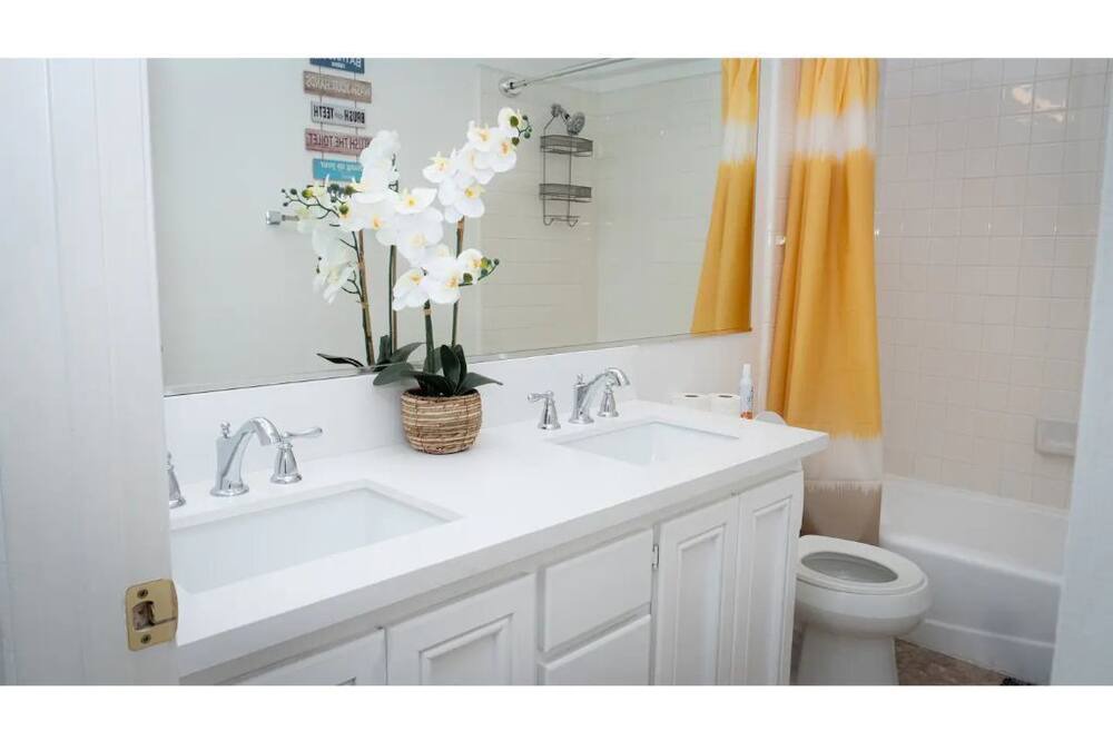 Photo of Bathroom in Harbor