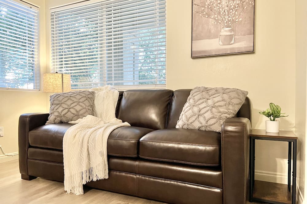 Photo of Livingroom in Rosedale