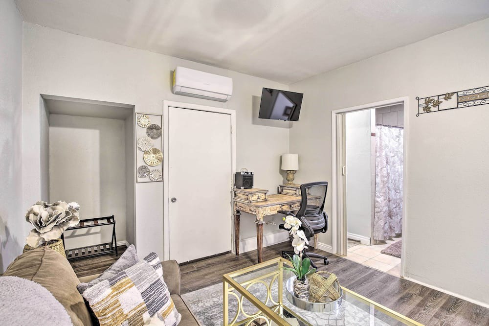 Photo of Livingroom in Compton