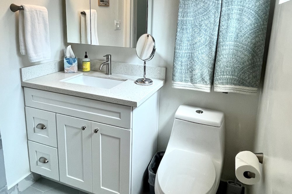 Photo of Bathroom in Lawndale