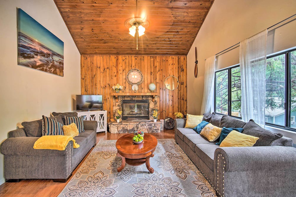 Photo of Livingroom in Crestline