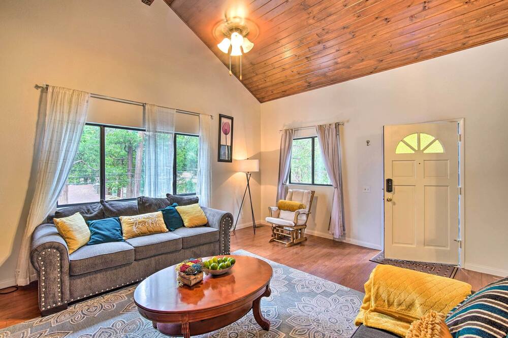 Photo of Livingroom in Crestline