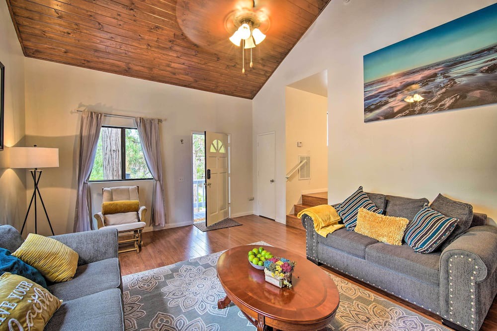 Photo of Livingroom in Crestline