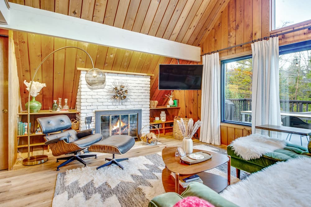 Photo of Livingroom in Lake Arrowhead