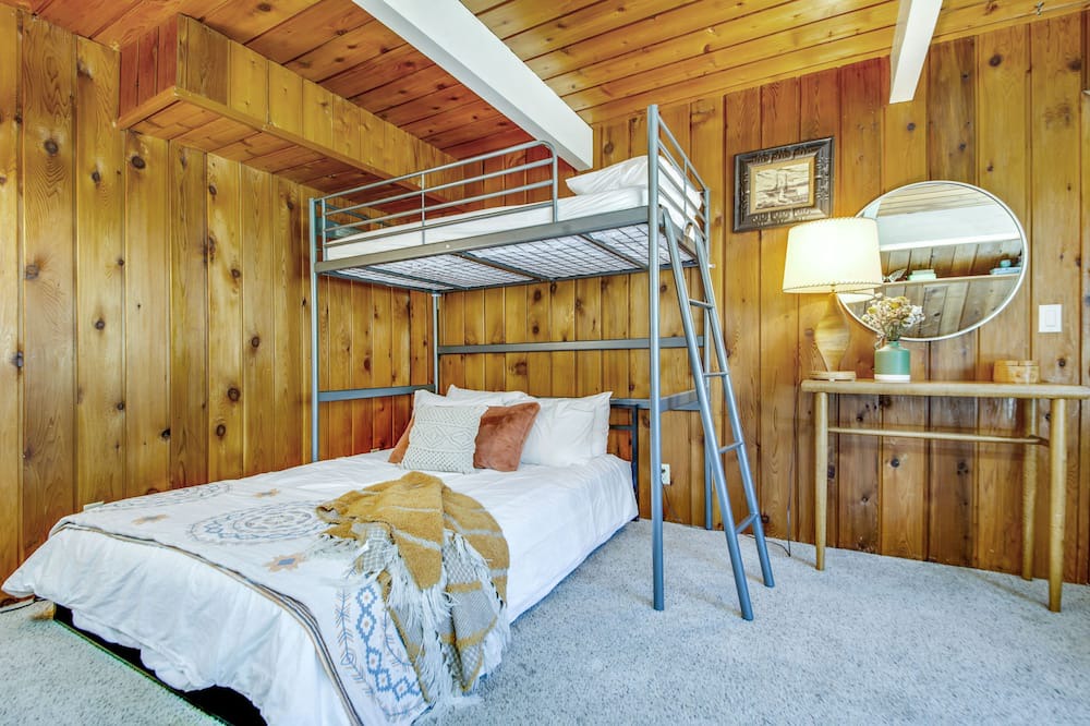 Photo of Bedroom in Lake Arrowhead