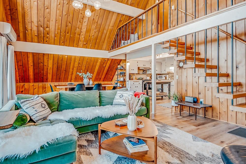 Photo of Livingroom in Lake Arrowhead