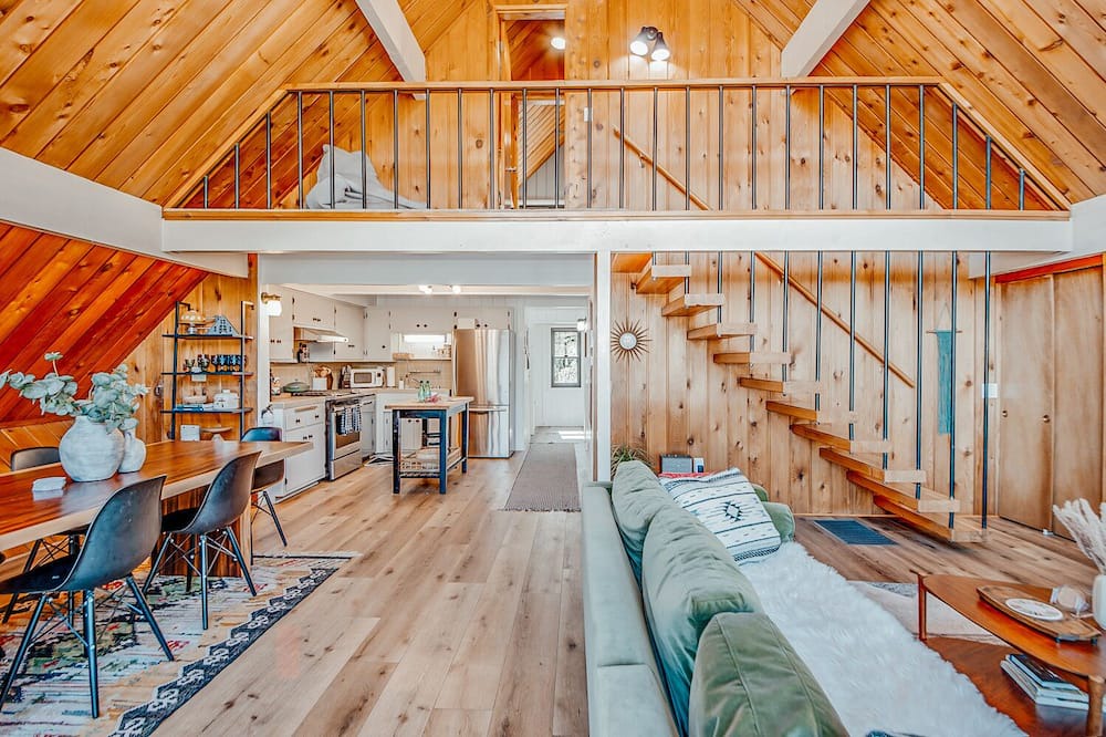 Photo of Livingroom in Lake Arrowhead