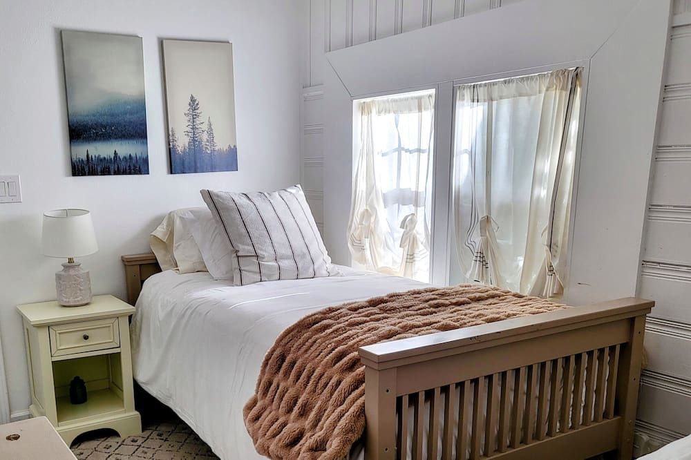 Photo of Bedroom in Cedarpines Park
