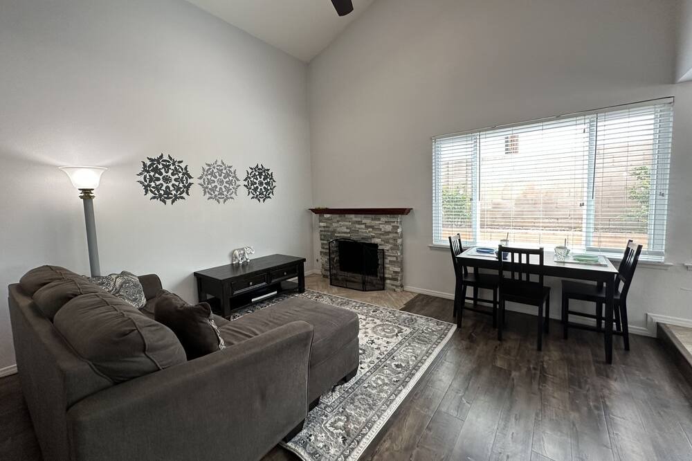 Photo of Livingroom in Simi Valley