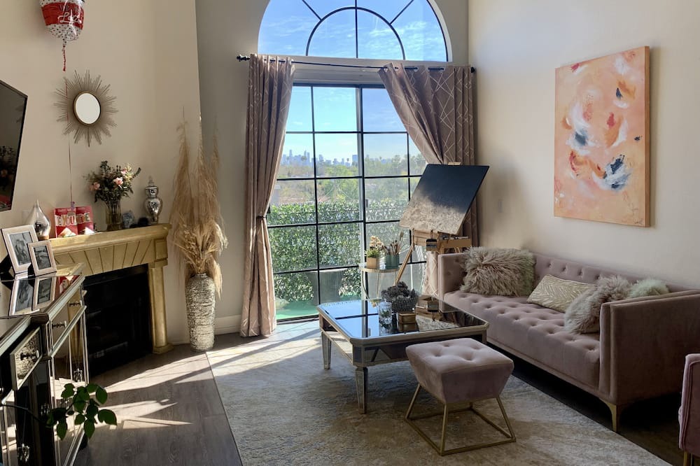 Photo of Livingroom in La Brea