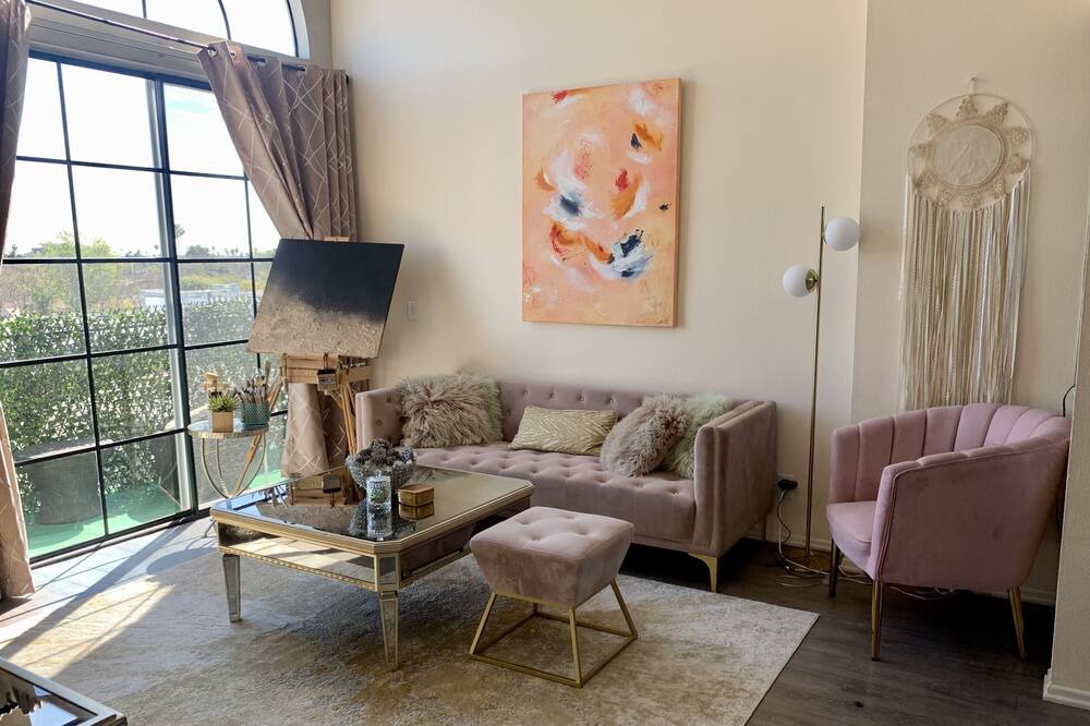 Photo of Livingroom in La Brea