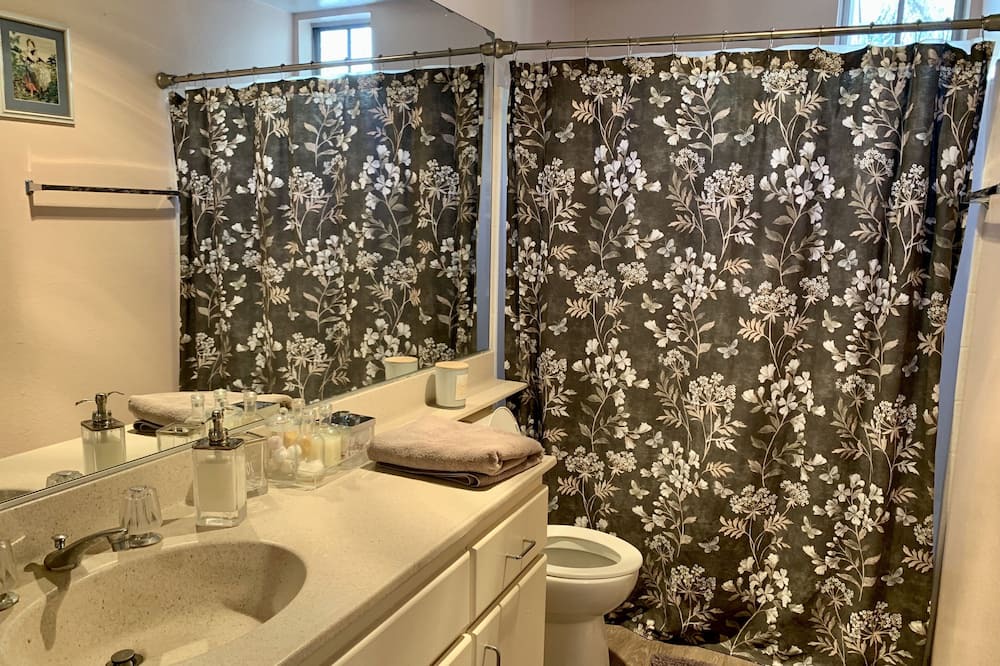 Photo of Bathroom in La Brea
