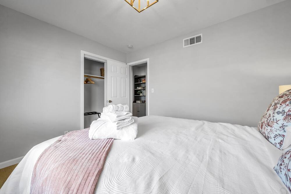 Photo of Bedroom in Lake Balboa