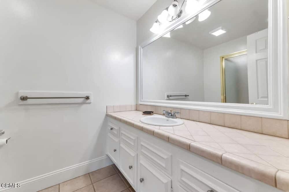 Photo of Bathroom in Thousand Oaks