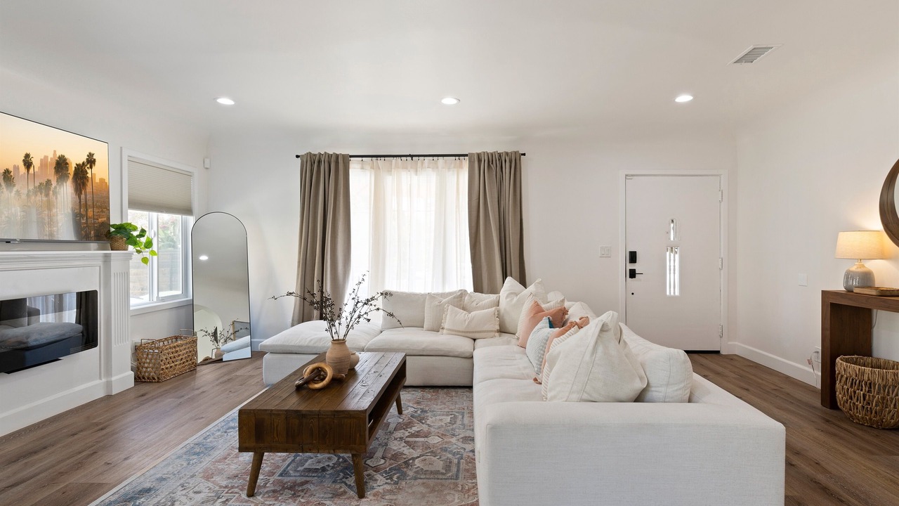 Photo of Livingroom in Miracle Mile