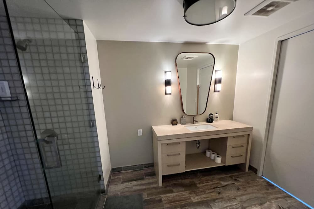Photo of Bathroom in Commerce