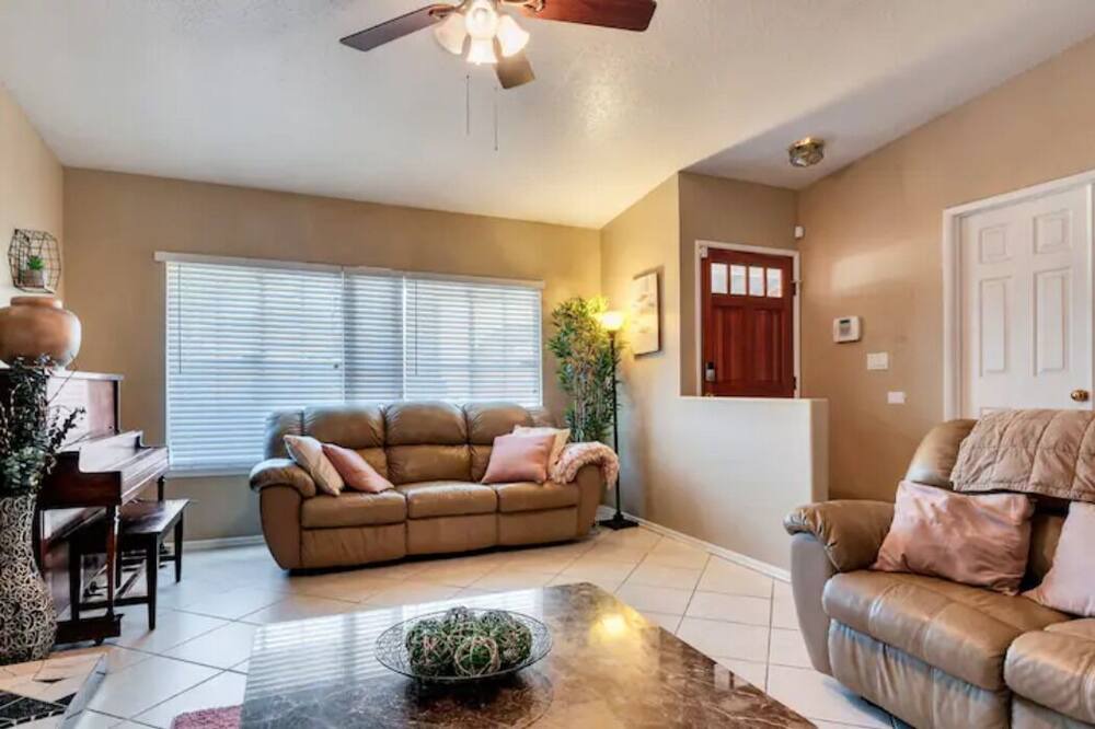 Photo of Livingroom in Corona
