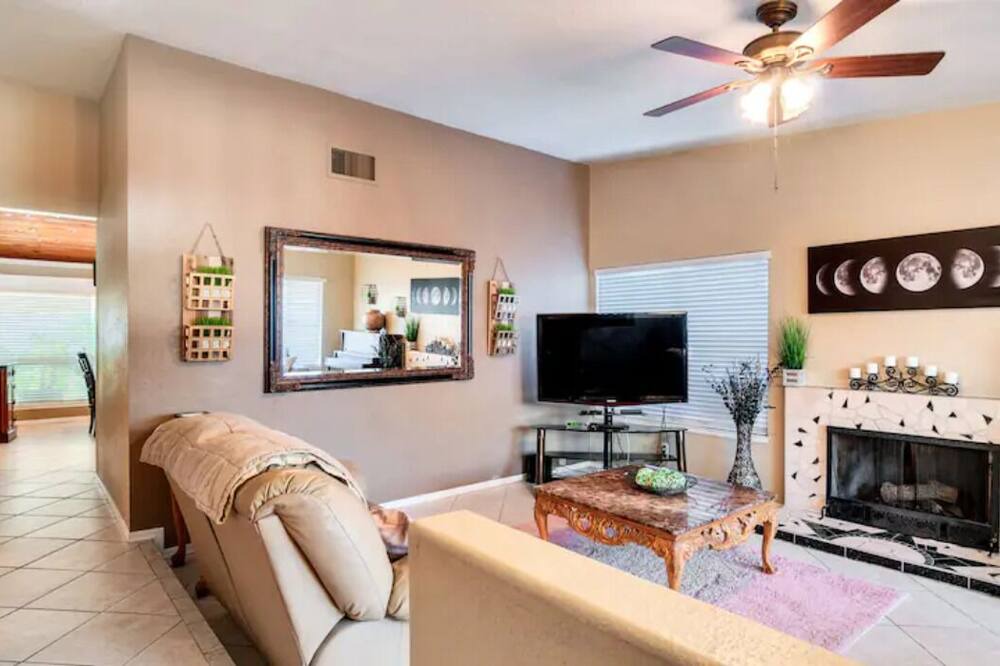 Photo of Livingroom in Corona