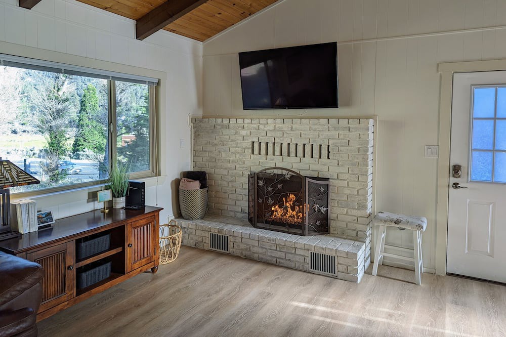 Photo of Livingroom in Frazier Park
