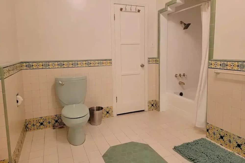 Photo of Bathroom in Carthay Circle