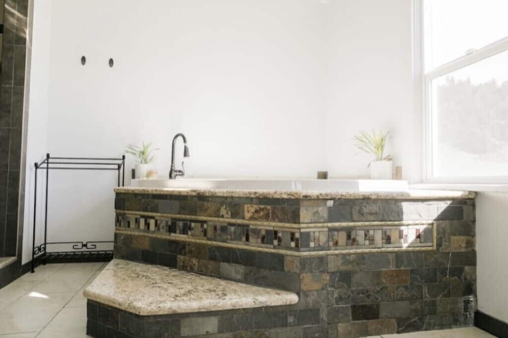 Photo of Bathroom in Carlotta
