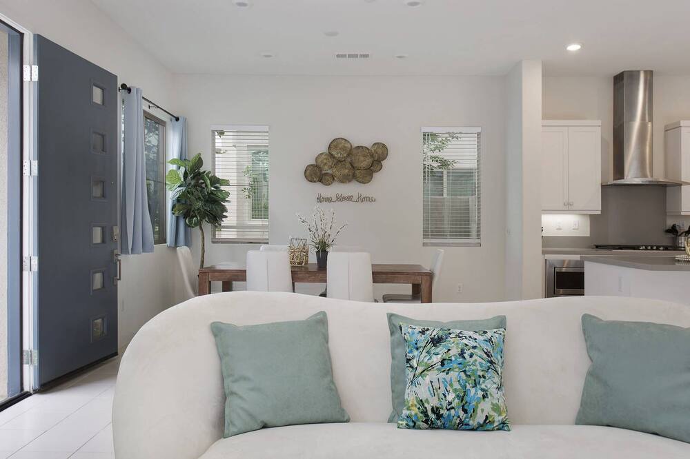 Photo of Livingroom in Portola Springs