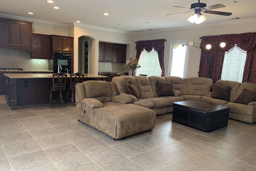 Photo of Livingroom in Alessandro Heights