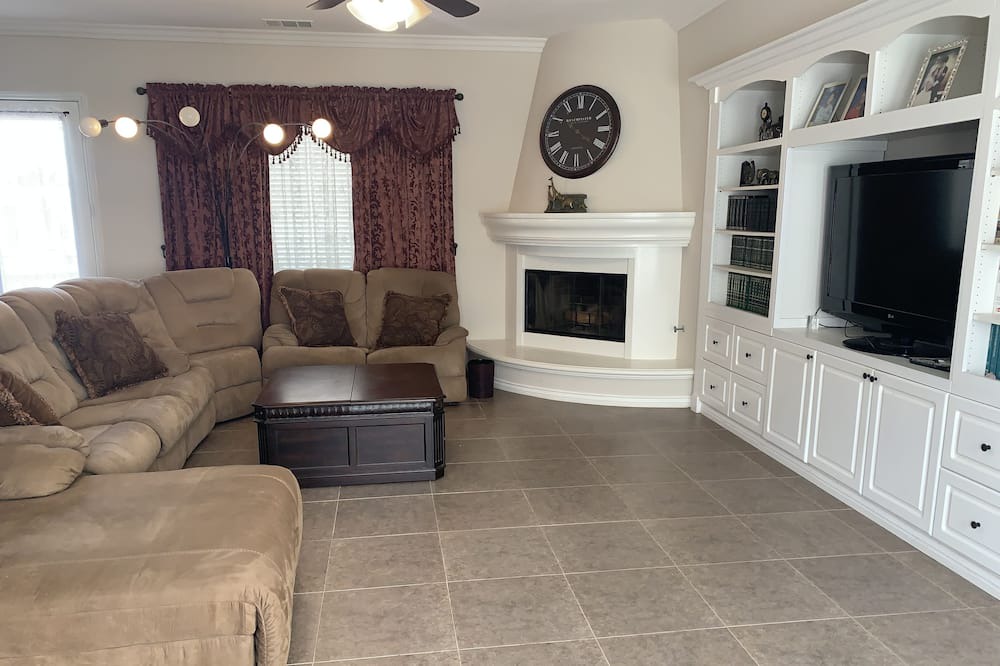 Photo of Livingroom in Alessandro Heights