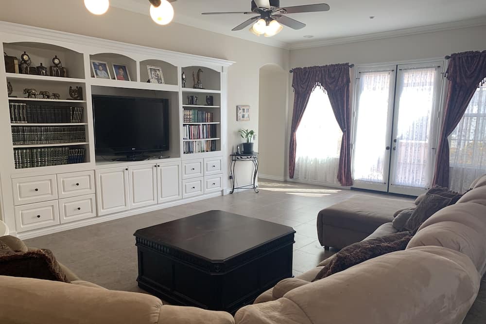 Photo of Livingroom in Alessandro Heights