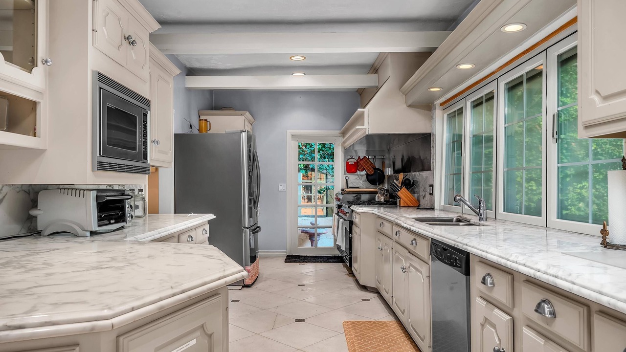Photo of Kitchen in Greater Wilshire - Hancock Park