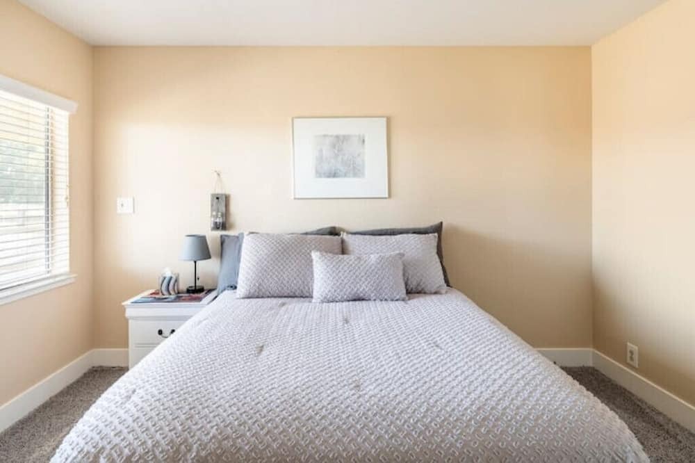 Photo of Bedroom in Hood
