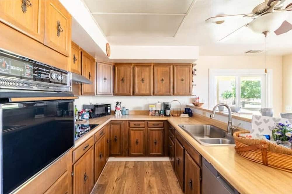 Photo of Kitchen in Hood