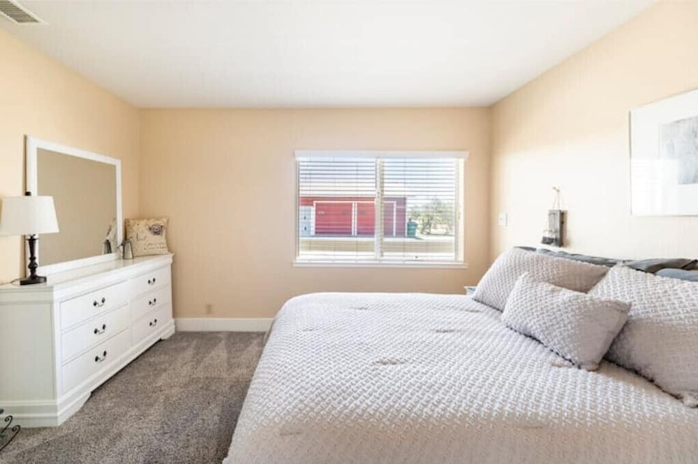 Photo of Bedroom in Hood